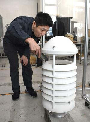 開発中の風力発電装置に風を当て、回転数を調べる波多製作所の波多乙三宏社長=長岡技術科学大