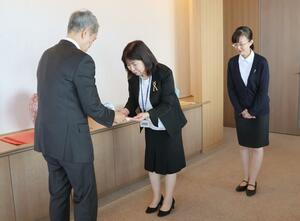 寄付金を受け取る林三枝副理事長(中央)=新潟市中央区万代3