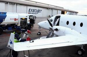 南アフリカ・ヨハネスブルク近郊の空港での小型機への給油作業=3月(ロイター=共同)