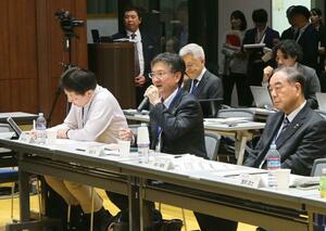 女性の社会進出の課題などについて中高生と意見を交わす見附市の稲田亮市長=27日、東京都文京区