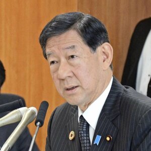 閣議後、記者会見する伊藤環境相=5月14日、環境省