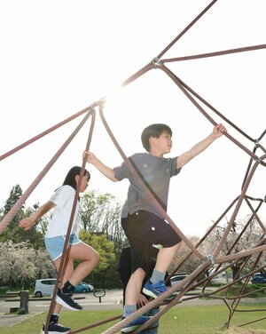 ４月１５日に全国最高気温となる３２．５度を記録した三条市。強い日差しの下、屋外遊具で遊ぶ子どもたち＝三条市総合運動公園