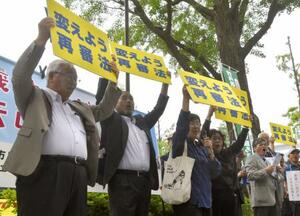 再審制度見直しを巡り、議員への要請活動に参加した(左から)阪原弘次さん、前川彰司さんら=8日午後、国会前