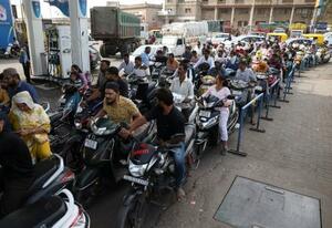 　インド西部グジャラート州アーメダバードで、給油を待つバイクの列＝３月２３日（ロイター＝共同）