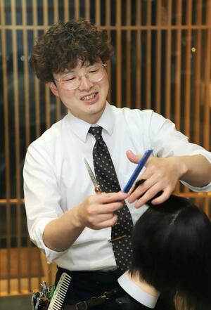 全国的なヘアコンテストで優勝した松澤佑興さん=新潟市中央区礎町通1ノ町