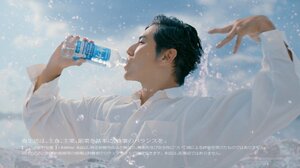 俳優・本木雅弘が出演する、『特水』新CM「特別な水 誕生」篇