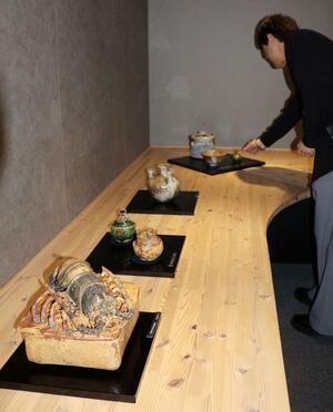 精巧に作り上げた生き物などが付いた陶器が並ぶ展覧会＝長岡市城内町２