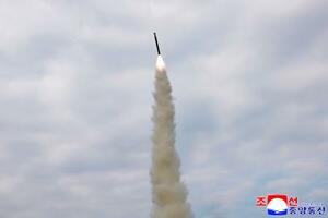 北朝鮮のミサイル総局が黄海で行った巡航ミサイルの試射=28日(朝鮮中央通信=共同)