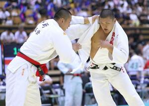 柔道個人男子100キロ級準々決勝 攻め手を探る開志国際の新妻颯斗(右)=大分市レゾナック武道スポーツセンター