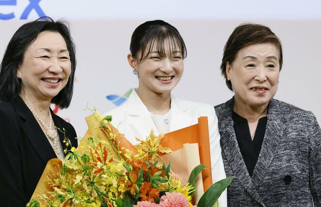 現役引退の記者会見で、中野園子（右）とグレアム充子（左）の両コーチと写真に納まる坂本花織＝１３日午前、神戸市内のホテル