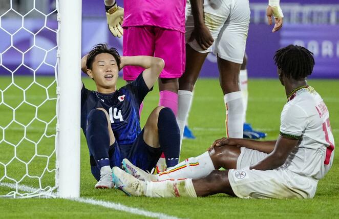 日本－マリ　後半、決定機を逃し、頭を抱える三戸（左）＝ボルドー（共同）