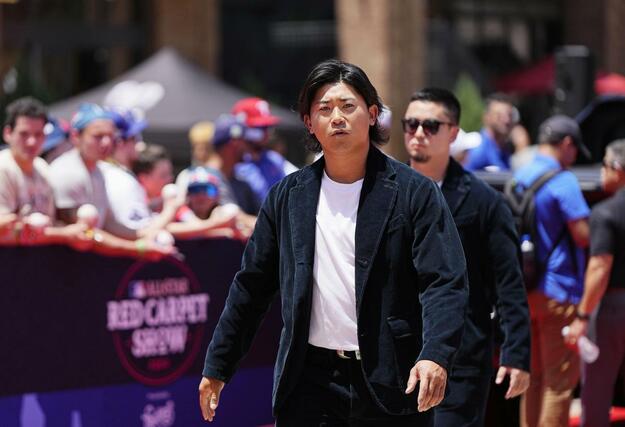 米大リーグ、オールスター戦で、試合前恒例行事のレッドカーペットショーに参加したカブス・今永昇太＝アーリントン（共同）