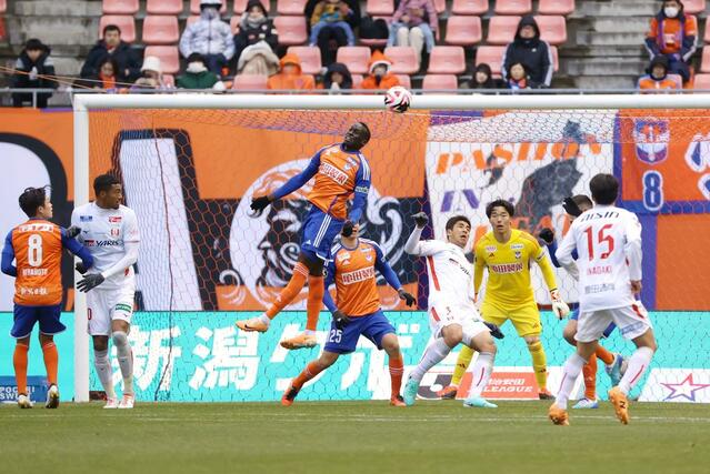 新潟－名古屋　後半、ゴールを守る新潟の守備陣＝デンカビッグスワン