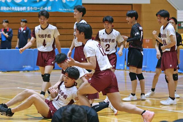 県高校総体バレーボール男子決勝　初優勝を決め喜ぶ関根学園の選手ら=６月８日、小千谷市総合体育館