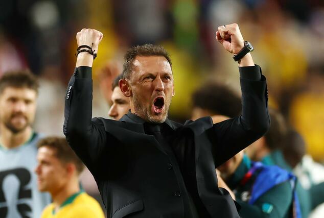 パラグアイと引き分けて決勝トーナメント進出が決まり、喜ぶオーストラリアのポポビッチ監督＝サンフランシスコ（ゲッティ＝共同）