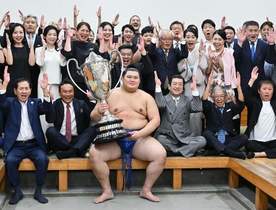 大相撲秋場所で横綱として初となる優勝を果たし、賜杯を手に喜ぶ大の里＝２８日、東京・両国国技館（代表撮影）