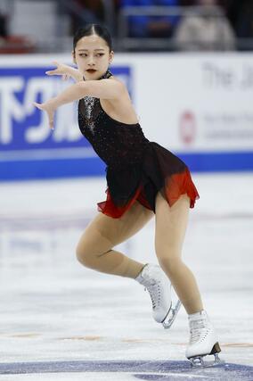 女子SP 演技する渡辺倫果=レークプラシッド(共同)