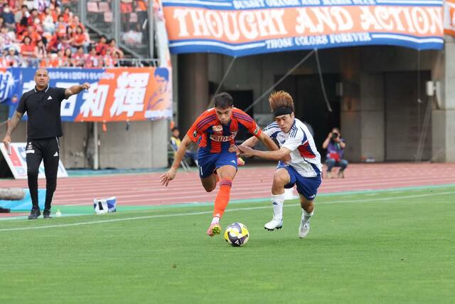 新潟－横浜Ｍ　前半、右サイドを突破するＭＦダニーロ・ゴメス＝ビッグスワン