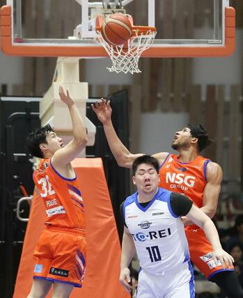 新潟-東京Z 第3クオーター、ゴール下で競る新潟の選手たち