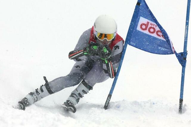 少年男子大回転で優勝した高橋陸都(関根学園)=湯沢町