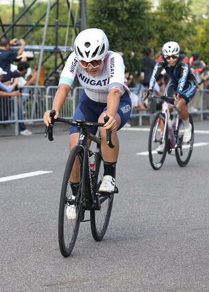 準優勝の水谷彩奈がフィニッシュ=9月21日 滋賀県東近江市