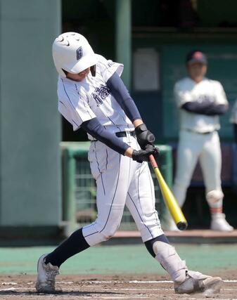 新潟産大付－開志学園　３回表、新潟産大付の星野成太が先制の適時打を放つ＝三条市パール金属スタジアム