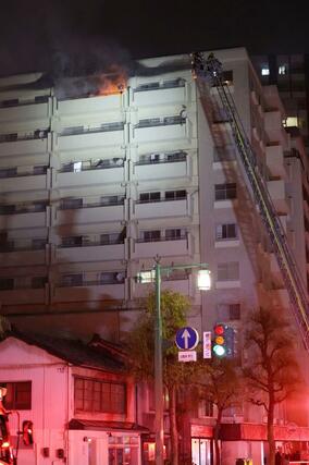 マンション火災の現場＝２５日、新潟市中央区
