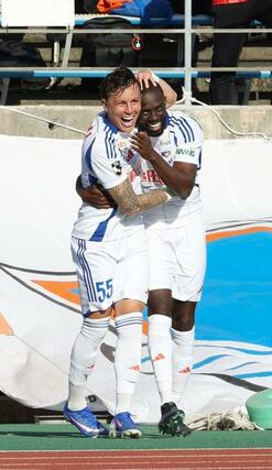 後半３８分に３点目を決め、サポーターの前で喜ぶ新潟のジェイソン・ゲリア（右）と、マテウス・モラエス＝２２日、香川県丸亀市の四国化成ＭＥＧＬＩＯスタジアム