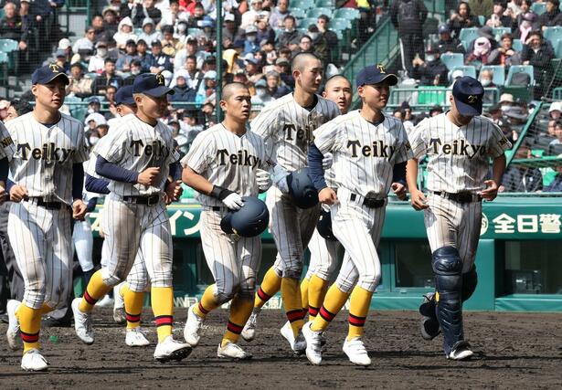 東北（宮城）に１－５で敗戦。あいさつの後、ベンチに向かう帝京長岡ナイン＝２３日、阪神甲子園球場