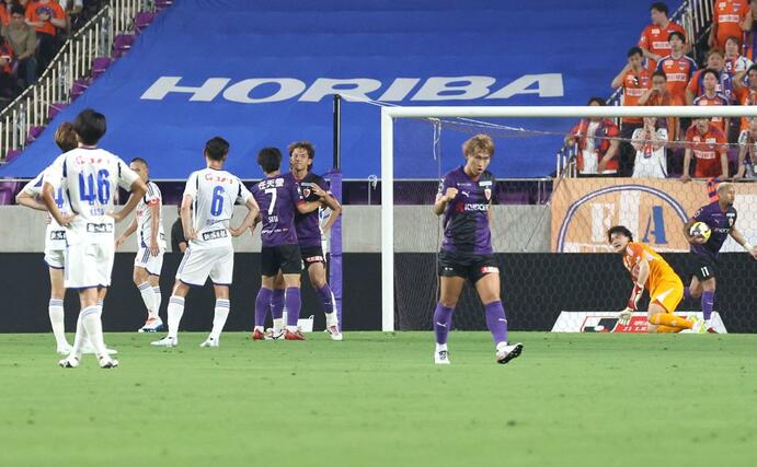 京都－新潟　前半、同点に追い付かれる新潟＝サンガＳ