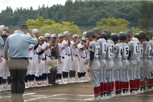 上越総合技術と上越の試合前あいさつ=2024年9月7日、柏崎市佐藤池