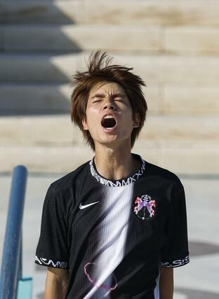 男子ストリート決勝　５回目のベストトリックで技を決め、雄たけびを上げる堀米雄斗。五輪２連覇を果たした＝パリ（共同）