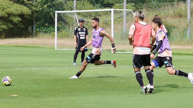 調整する新潟の選手ら。新加入のFWアブデルラフマン・ブーダ・サイディ(中央)も合流した=聖籠町