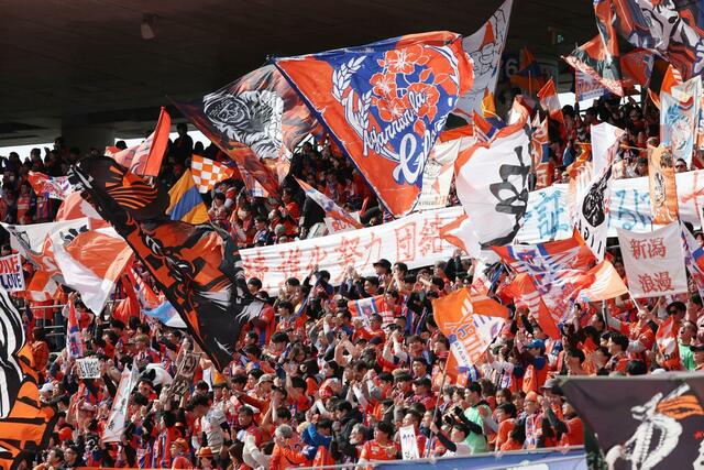 新潟-東京V 試合前、気勢を上げる新潟サポーター=ビッグスワン