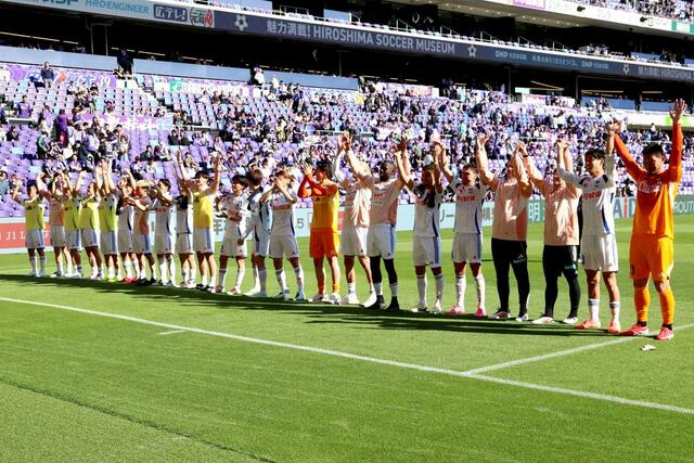 サポーターとともに勝利を喜ぶ新潟の選手たち＝Ｅピース