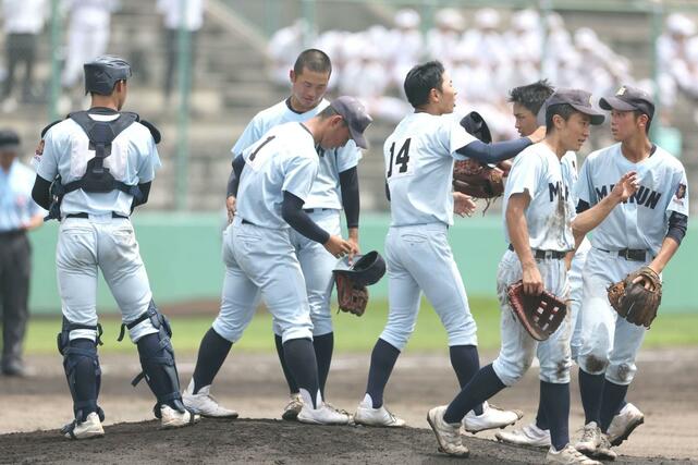 新潟明訓－新潟産大付　２回新潟産大付　ピンチでマウンドに集まる新潟明訓ナイン＝新発田市五十公野