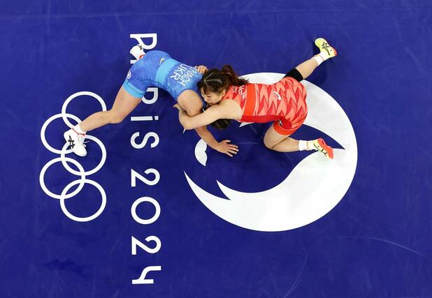 女子５０キロ級３位決定戦　ウクライナ選手（左）を攻める須崎優衣＝パリ（共同）