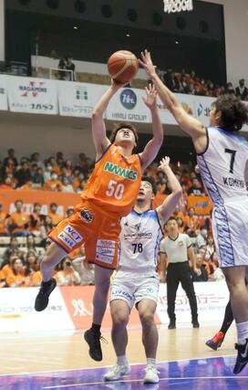 新潟－品川　第１クオーター、長尾光輝が決めて２２－１８＝アオーレ長岡