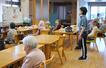 　感染対策のため一方向を向いて活動するデイサービス利用者ら＝４月、千葉県市川市（利用者の氏名をモザイク加工しています）