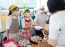 トマトを使った料理やお菓子を販売する葛塚東小の４年生＝２８日、新潟市北区東栄町１