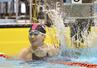 女子100メートル自由形決勝 大会新で優勝した山田妃夏(中越)が拳を水面にたたきつけて喜ぶ=ダイエープロビスフェニックスプール