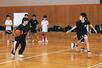大島中と西中の生徒が一緒に練習する男子バスケットボールクラブ＝長岡市三ツ郷屋町の大島中