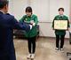 感謝状を受け取るセブン-イレブン浦佐駅前店の松田千絵里さん(左)と遠藤明美さん=南魚沼市浦佐