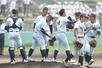 新潟明訓-新潟産大付 2回新潟産大付 ピンチでマウンドに集まる新潟明訓ナイン=新発田市五十公野