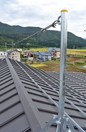 住宅屋根に命綱固定 アンカー設置増 新潟日報デジタルプラス