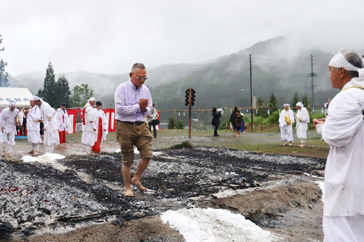 無病息災願い…燃え尽きた灰の上をはだしで歩く！南魚沼市・八海山坂本
