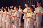 ろうそくの灯に「献身」誓い…十日町看護専門学校が戴帽式、実習控える2年生に