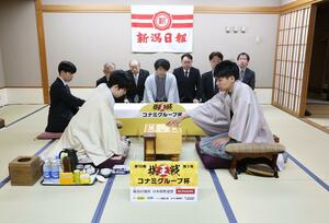 12時間に及ぶ激戦となった第50期棋王戦第3局。藤井聡太棋王(左)と増田康宏八段が持てる力を尽くした=2025年3月2日、新潟市中央区の新潟グランドホテル