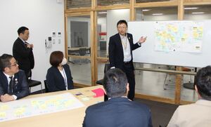 市役所改革プロジェクトチームの課長級チームの初会合=5月16日、佐渡市役所