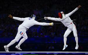 男子エペ個人決勝 フランス選手(左)からポイントを奪う加納虹輝=パリ(共同)